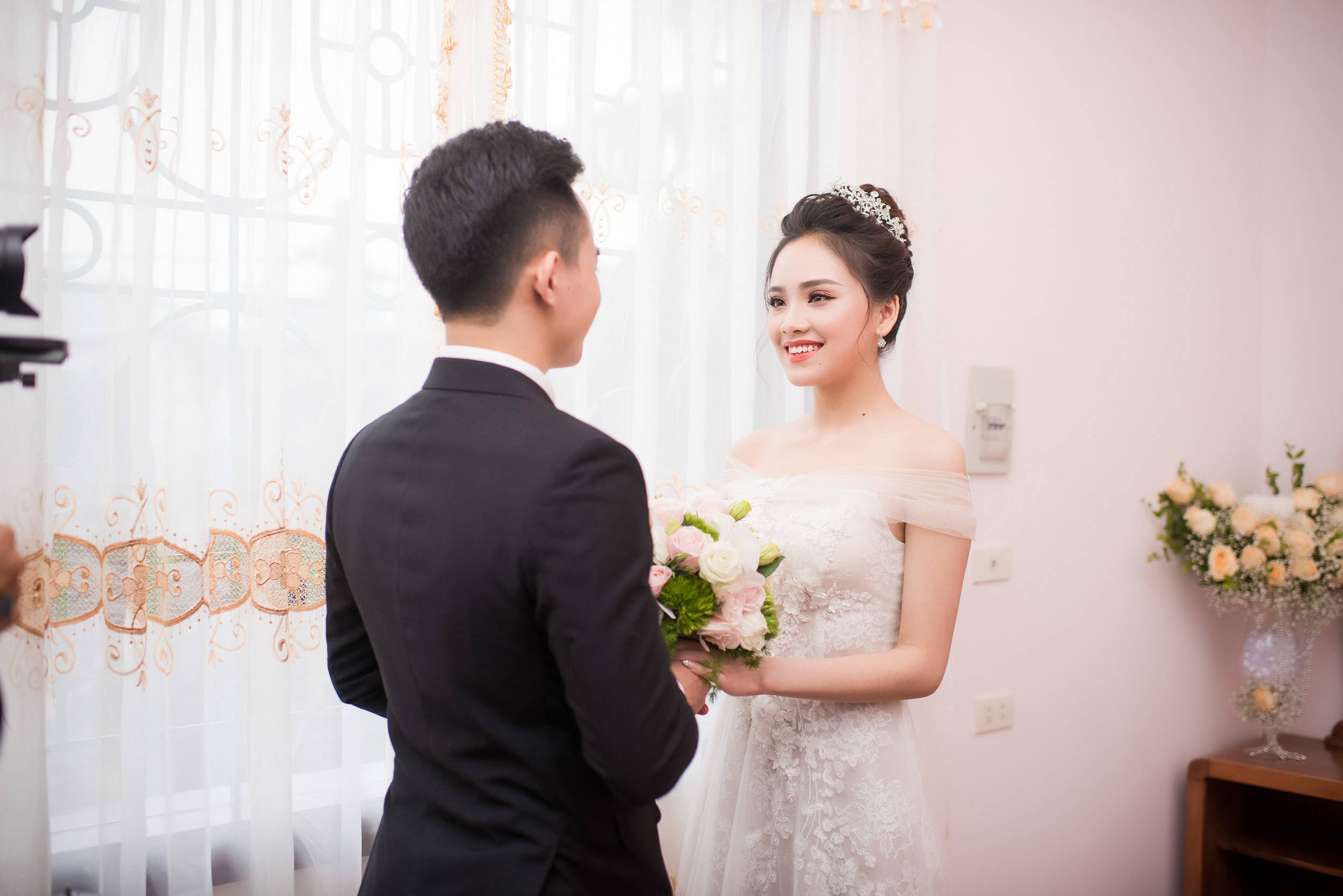 Top 10 HHVN Tố Như diện váy cưới đính kim cương trong hôn lễ cùng hotboy cảnh sát 2